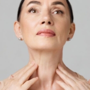 Lassità cutanea ridurre la pelle del viso cadente con Ultherapy® Lassità cutanea ridurre la pelle del viso cadente con Ultherapy®
